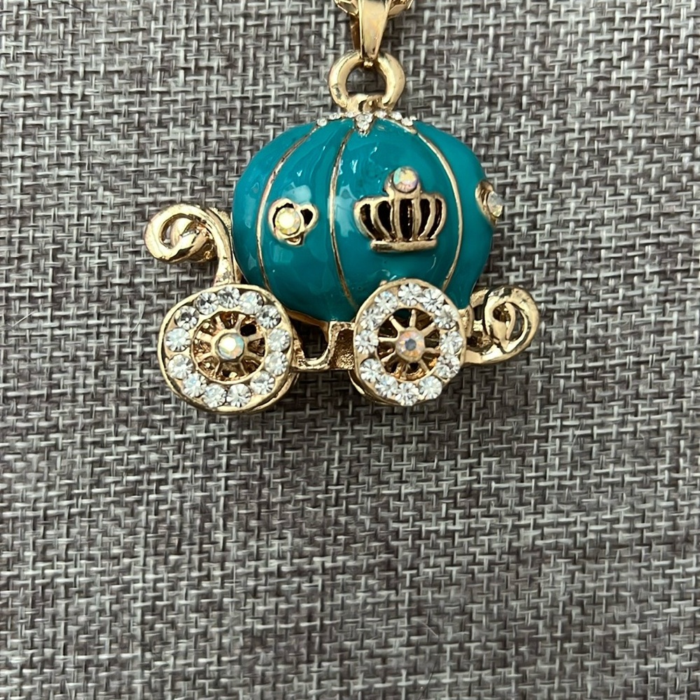 NWOT Betsey Johnson Cinderella Gold Pendant Necklace - Picture 2 of 6